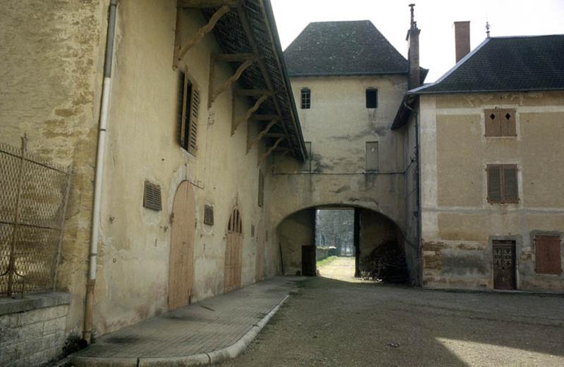 Cour intérieure et tour d'entrée.