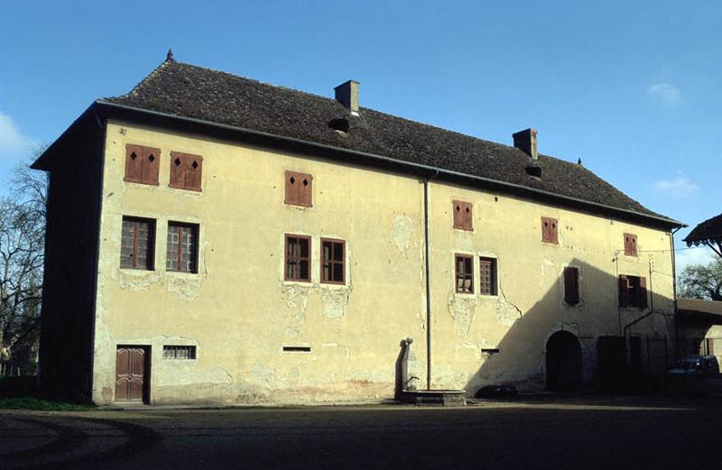 Communs, façade sur cour.