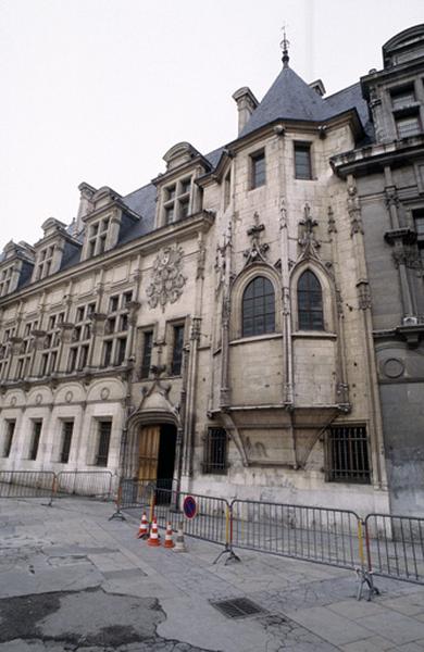 Façade gothique et XIXe siècle.