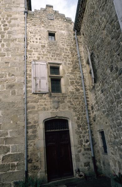 Façade corps de logis principal, porte avec blason.