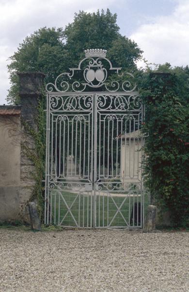 grille d'entrée en fer forgé.