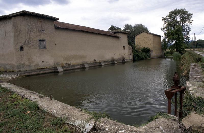 Communs, façades postérieures et bassin.