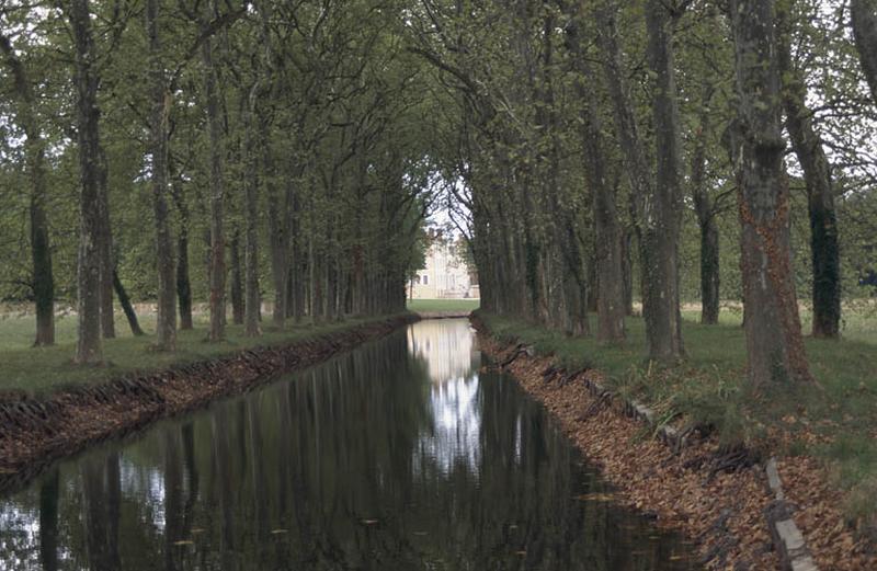 Parc et bassin.