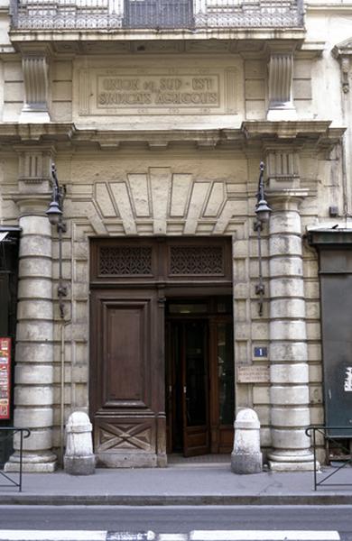 Portail d'entrée de l'hôtel, rue Colonel Chambonnet.