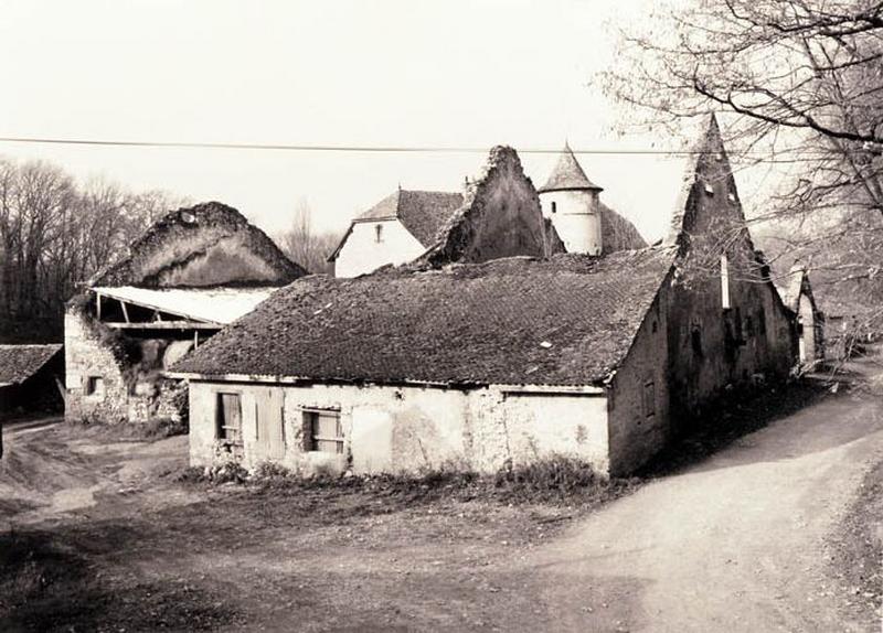 Grange et communs en état de ruine.