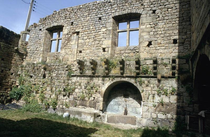 Mur Ouest, façade Est donnant sur la cour.