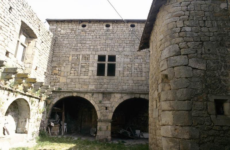 Corps de logis Nord et façade Sud à galerie sur cour.