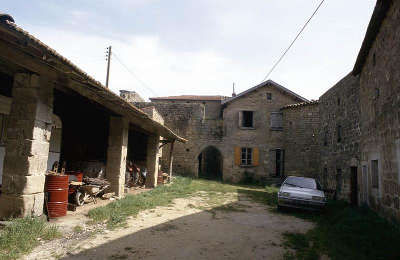 Cour des communs et accès à la cour de la maison forte.