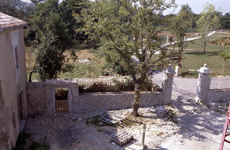 Cour intérieure, clotûre et portail.