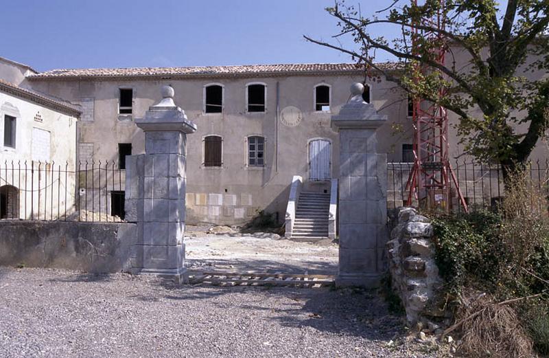 Portail et façade sur cour.