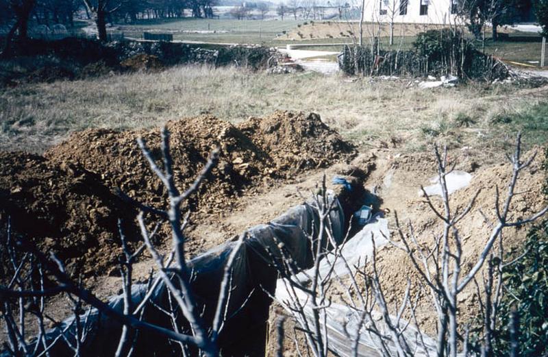 Fouilles archéologiques, excavations et fossé.