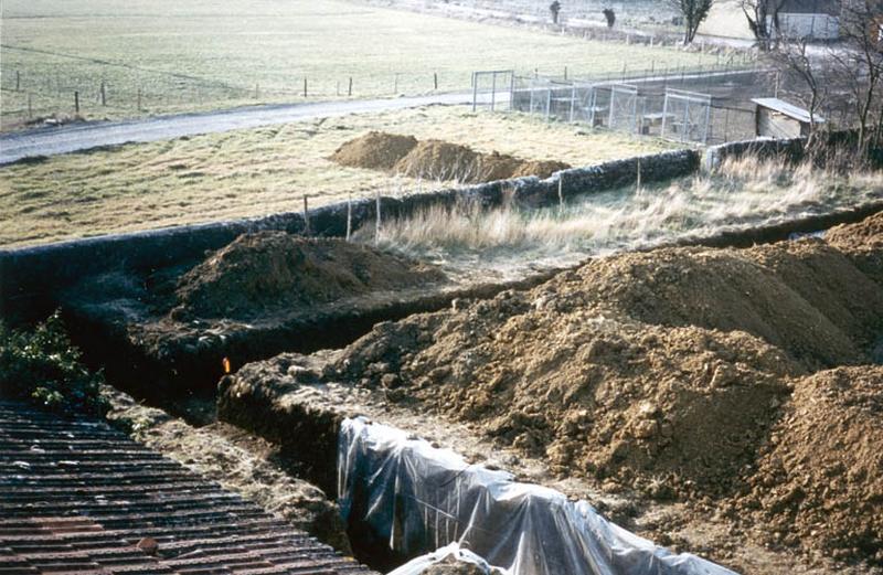 Fouilles archéologiques, excavations et fossé.