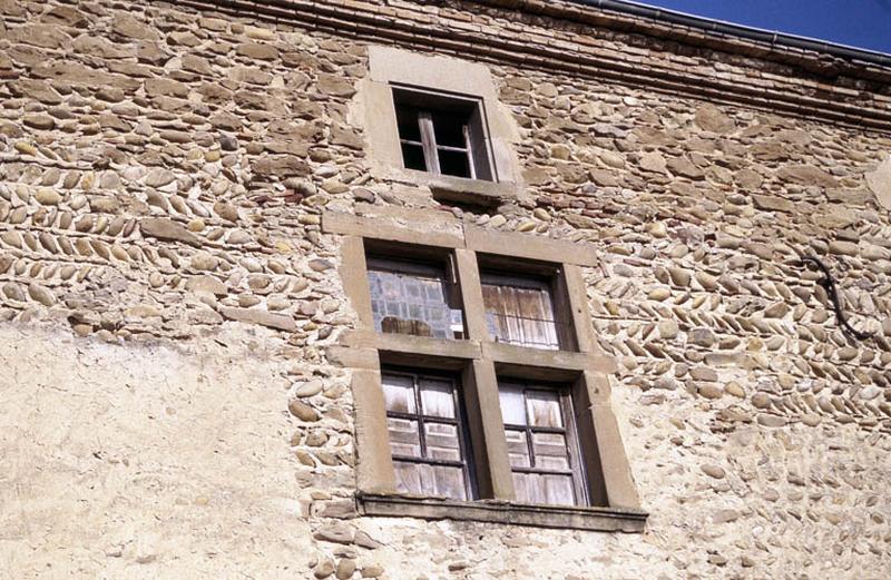 Corps de logis, détail façade Sud, fenêtre.