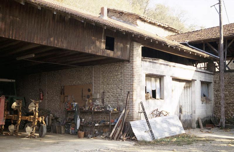 Communs, ajout du XXe siècle, hangar et séchoir.