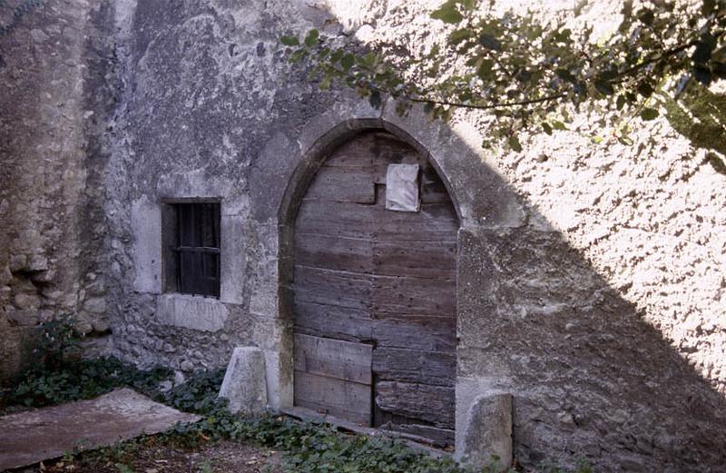 Façade sur cour, porte.