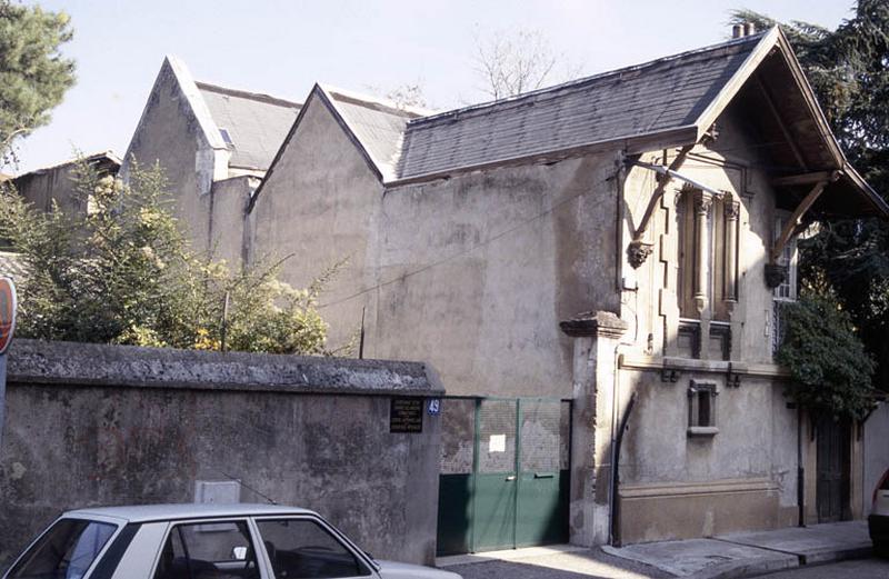 Villa des cigales, façade arrière et pignon sur rue.