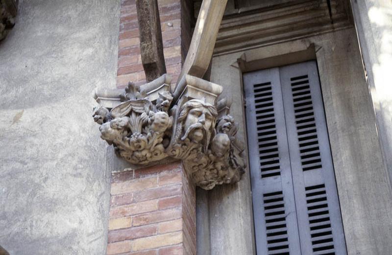 Villa des cigales, Pavillon 2, décors sculptés.