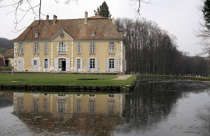 Vue de la façade sur serve.