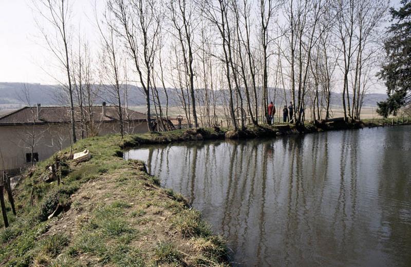 Retenue d'eau alimentant la roue à aubes.