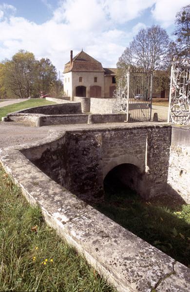 Fossés et grille d'entrée en fer forgé.