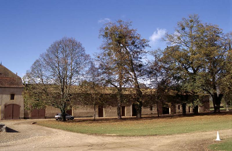 Communs, façades sur cour.