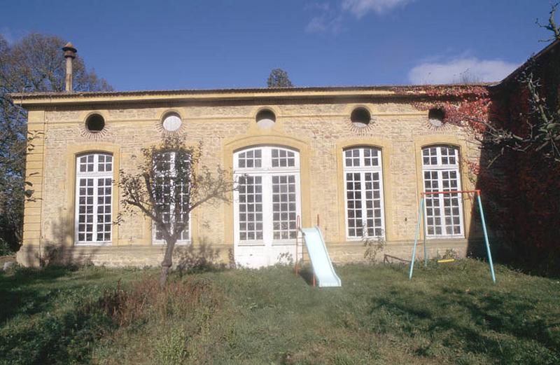 Façade sur jardins.