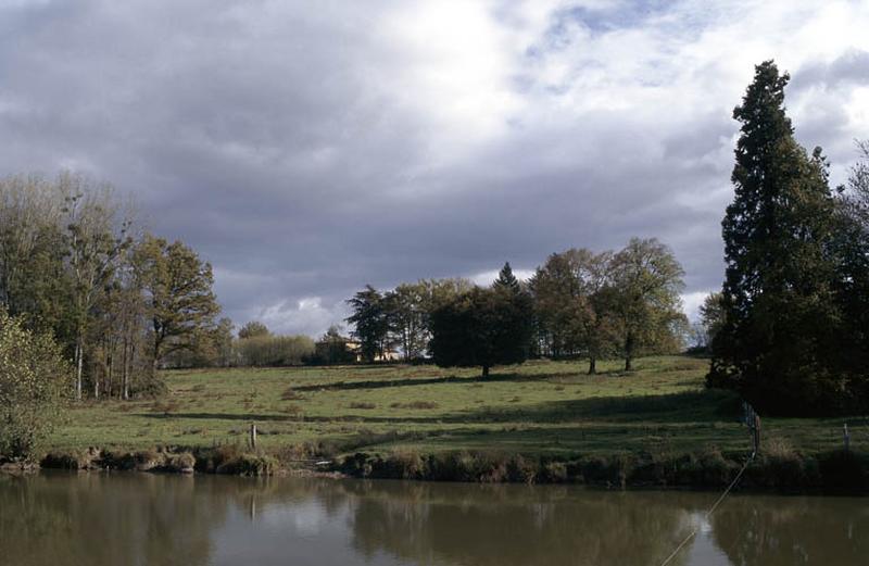 Parc et pièce d'eau.