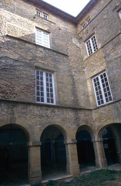 Façades cour.