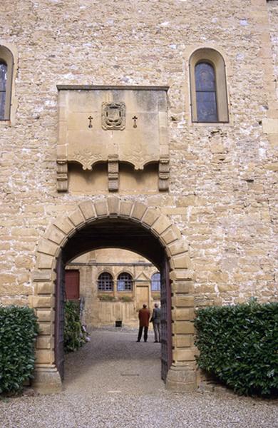 Façade Sud, entrée et machicoulis avec blason.