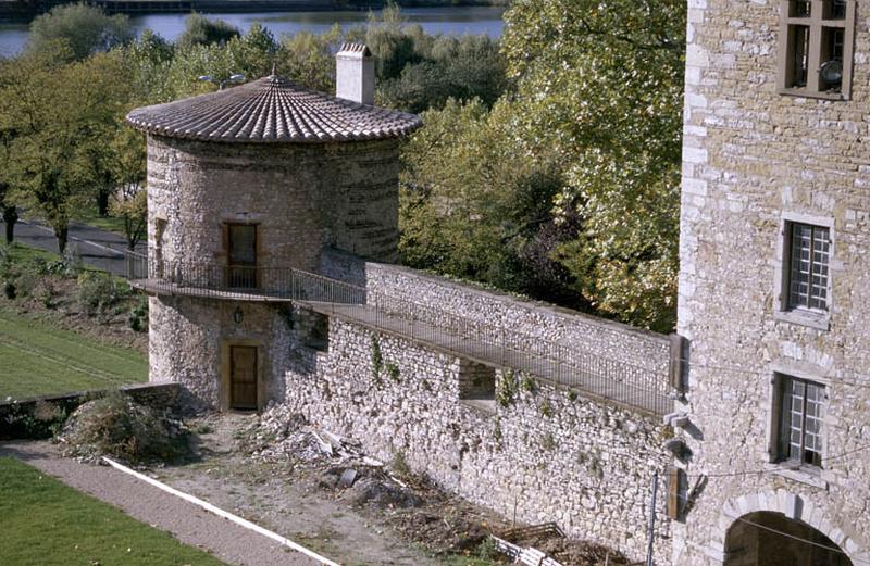 Tour Nord-Ouest et Tour Porche restaurée.