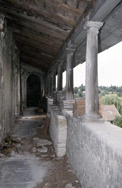 Donjon - Logis Comble Galerie Est à colonnade.