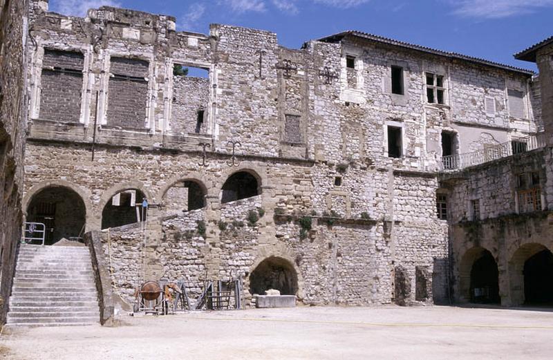 Aile Sud, façade sur cour intérieure et escalier.