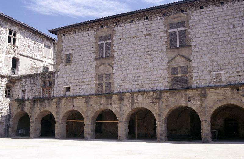 Aile Ouest, façade sur cour intérieure et galerie sous arcades.