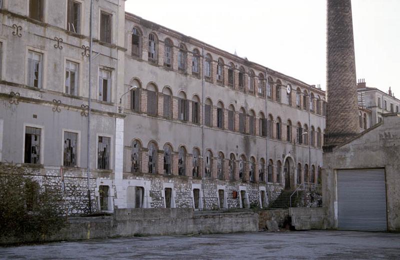 Bâtiment Principal, façade sur cour avec cheminée.