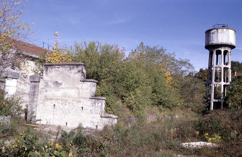 Poudrière et château d'eau.