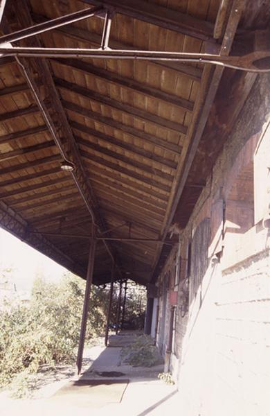 Gare, avancée du toit sur le quai.