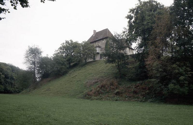 Vue d'ensemble, butte et bâtiments.