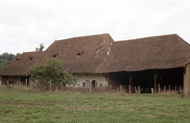 Communs, vue de l'arrière.