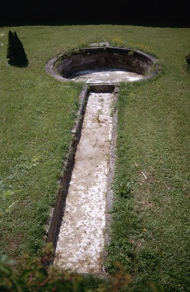 Terrasse inférieure, canal et bassin.