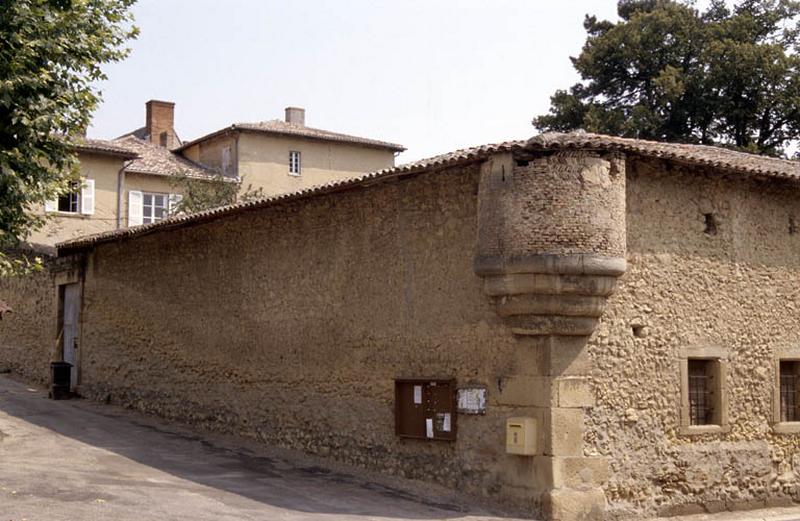 Partie Ouest, mur d'enceinte, côté village ; communs.