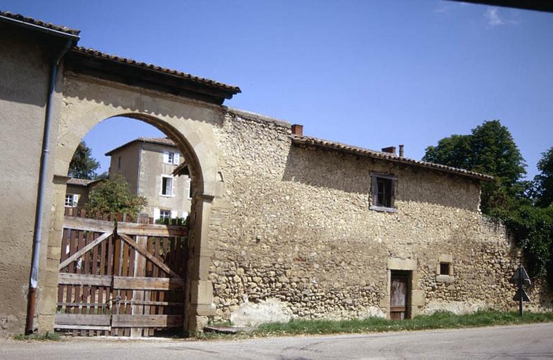 Côté sud, communs, entrée dans la cour.