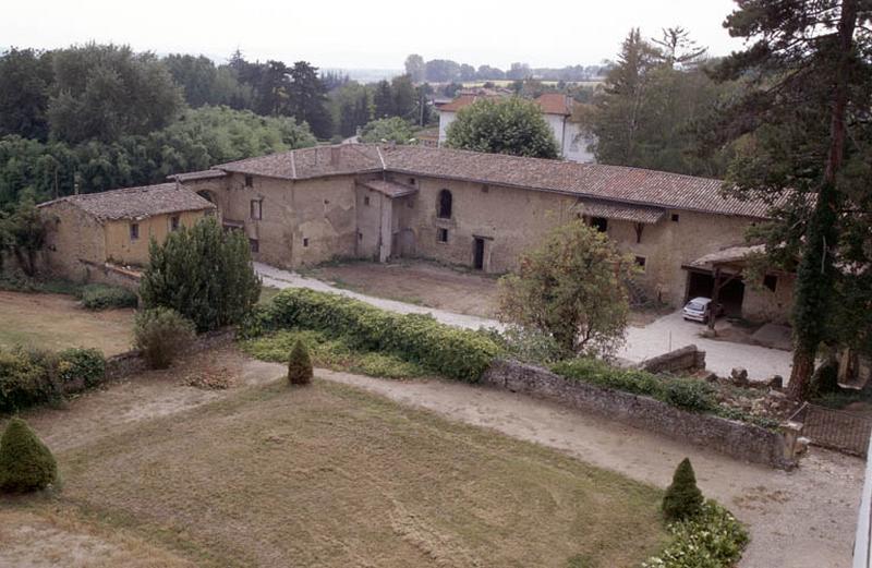 Communs, vue d'ensemble depuis le château.