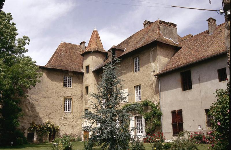 Façades sur cour intérieure et tourelle ronde.