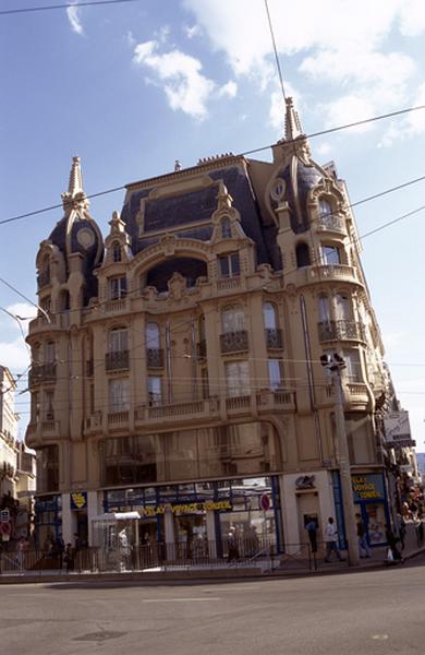 Façade latérale, sur rue.