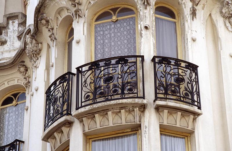 Détail façade, fenêtre avec balustrade en fer forgé.