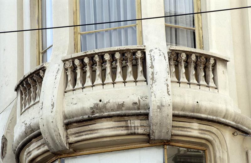 Détail façade, fenêtre avec balustrade en pierre sculptée.