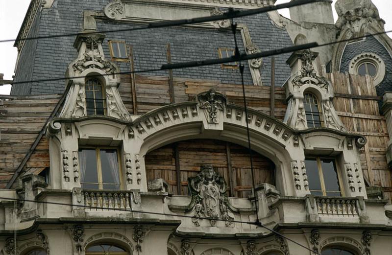 Détail élévation supérieure, fenêtres mansardées, sculptures et bas-reliefs.