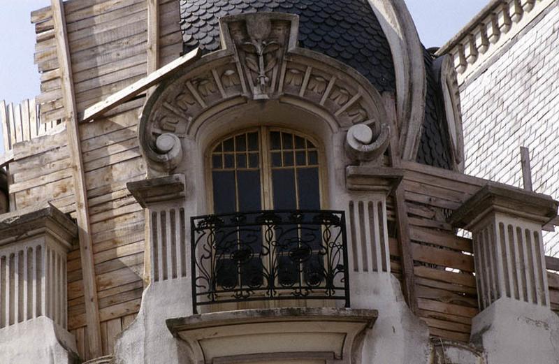 Détail façade, fenêtre, ornements.