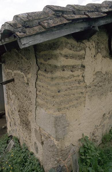 Détail du mur en pisé.