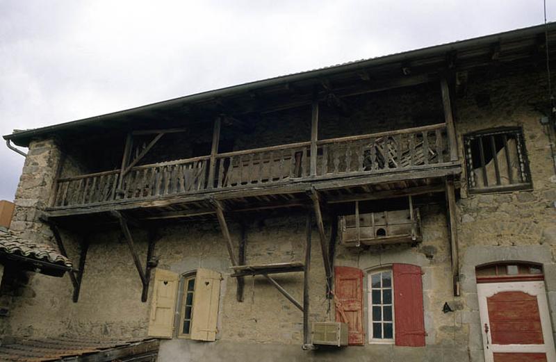 Aile Nord, façade sur cour, galerie en bois.